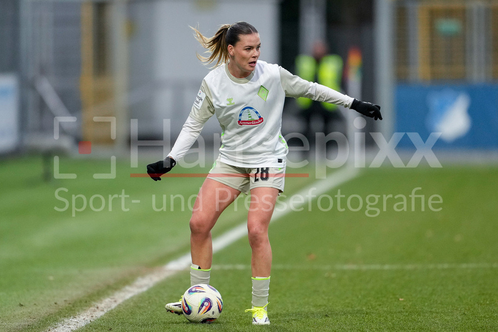 Fussball, Google Pixel Frauen-Bundesliga, TSG 1899 Hoffenheim - SV Werder Bremen | Juliane Wirtz (Werder, 28), am Ball, Freisteller, Ganzkörper, Einzelbild, Einzelfoto, Aktion, Action, 01.02.2026, Sinsheim (Hoffenheim)  (Deutschland), Fussball, Google Pixel Frauen-Bundesliga, TSG 1899 Hoffenheim - SV Werder Bremen, DFB/DFL REGULATIONS PROHIBIT ANY USE OF PHOTOGRAPHS AS IMAGE SEQUENCES AND/OR QUASI-VIDEO., DIE DFB-RICHTLINIEN UNTERSAGEN JEGLICHE NUTZUNG VON FOTOS ALS SEQUENZBILDER UND/ODER VIDEOÄHNLICHE FOTOSTRECKEN. DFB REGULATIONS PROHIBIT ANY USE OF PHOTOGRAPHS AS IMAGE SEQUENCES AND/OR QUASI-VIDEO.
