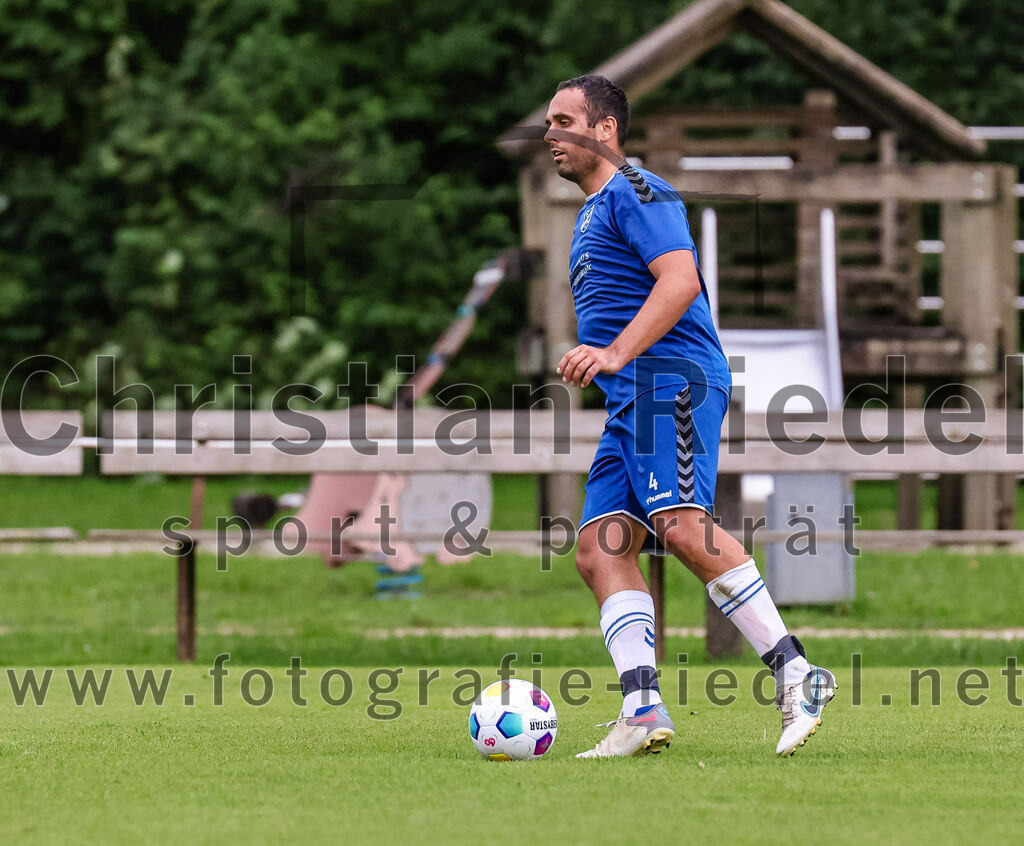 2023-08-04_060_FC_Forstern_gegen_FC_Langengeisling_II | Forstern, Deutschland, 04.08.2023:
Fußball, Kreisklasse 2023 / 2024, 1. Spieltag, FC Forstern gegen FC Langengeisling II, Endergebnis: 2:1

Thomas Perzl (FC Langengeisling, #4)

Foto: Christian Riedel / fotografie-riedel.net