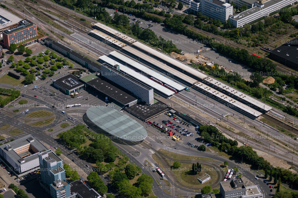 4035865 | BRAUNSCHWEIG 31.07.2020 Gleisverlauf und Gebäude des Hauptbahnhofes der Deutschen Bahn am Willy-Brandt-Platz in Braunschweig im Bundesland Niedersachsen. Weiterführende Informationen bei: DB Netz AG,  DB Station &amp; Service AG. // Track progress and building of the main station of the railway on place Willy-Brandt-Platz in Braunschweig in the state Lower Saxony. Further information at: DB Netz AG,  DB Station &amp; Service AG. Foto: Gerhard Launer