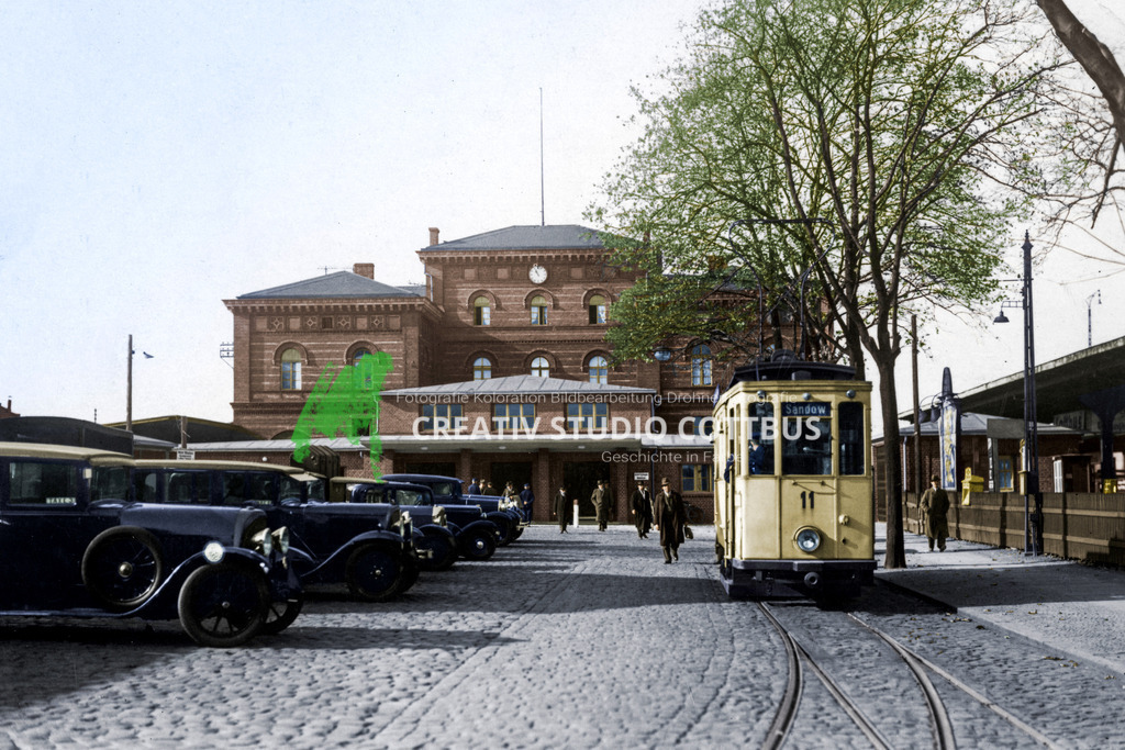 Bahnhof Cottbus 1936 | Cottbuser Ansichten im neuen Gewand. Alte Fotos von schwarz-weiß in Farbe. - Realisiert mit Pictrs.com