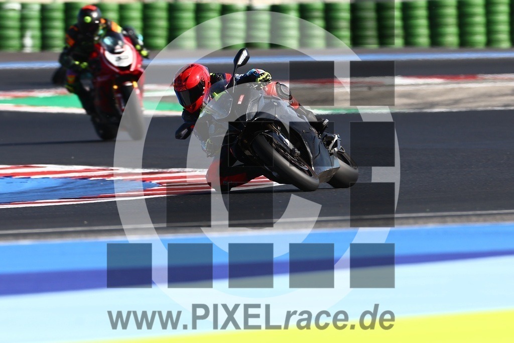 top-20240928_05421 | Schöne Erinnerungen an spannende Momente - das festzuhalten ist unser Job. PIXELrace.de ist seit 2003 auf den Rennstrecken Europas unterwegs um die Action draußen beim Fahren und die wunderbare Stimmung imm Fahrerlager für euch einzufangen.