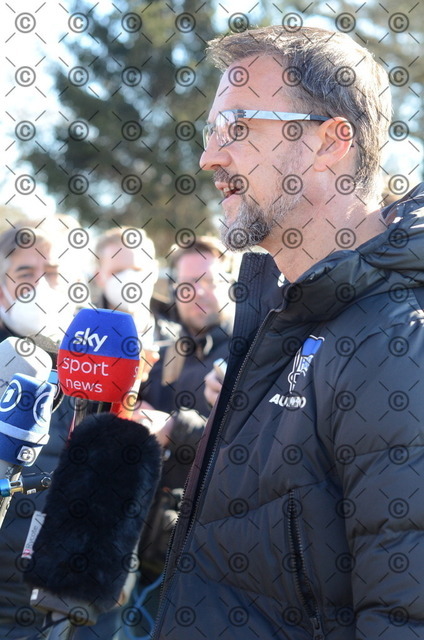 RGE_8025 | Nach dem Training hält Fredi Bobic auf dem Schenckendorffplatz eine Pressekonferenz ab. Fotograf. Ralf Gebhardt - Realisiert mit Pictrs.com