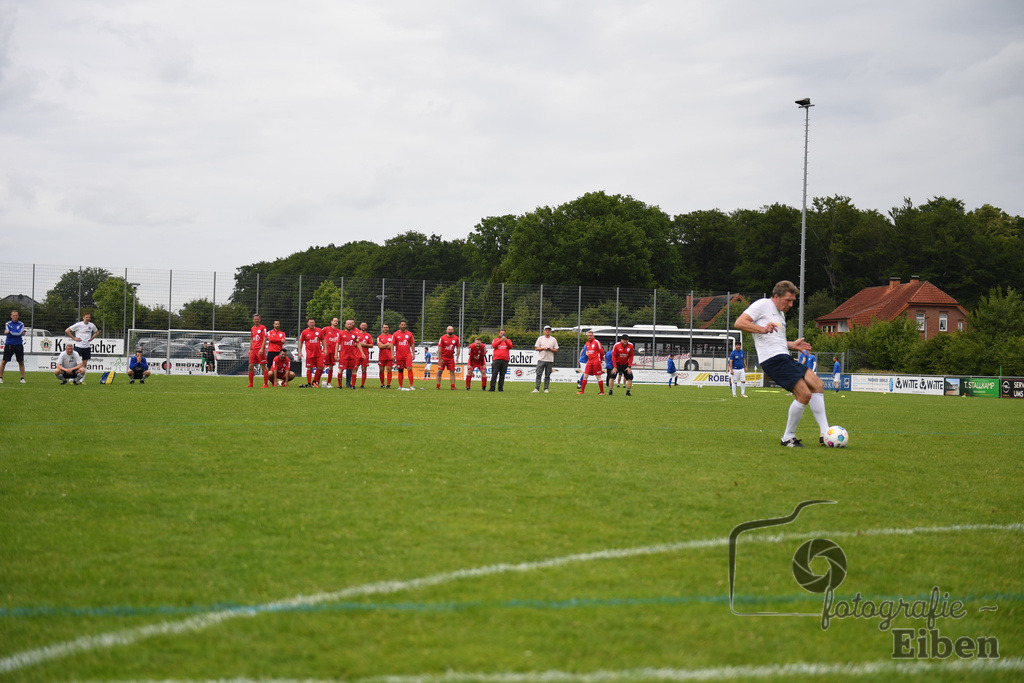 SV Brake Ü40-BW Bümmerstede (Ü40) | Kreispokal Finale Jade-Weser-Hunte Ü40; SV Brake Ü40 (rot)-BW Bümmerstede Ü40 (weiß) am 15.06.2025 in Rastede (Sportanlage Köttersweg), Photo: Philip Eiben 2025 - Realisiert mit Pictrs.com