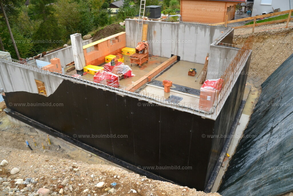 Bitumenanstrich Betonwände | Baustelle in Hanglage mit Betonaußenwänden mit Bitumen-Voranstrich