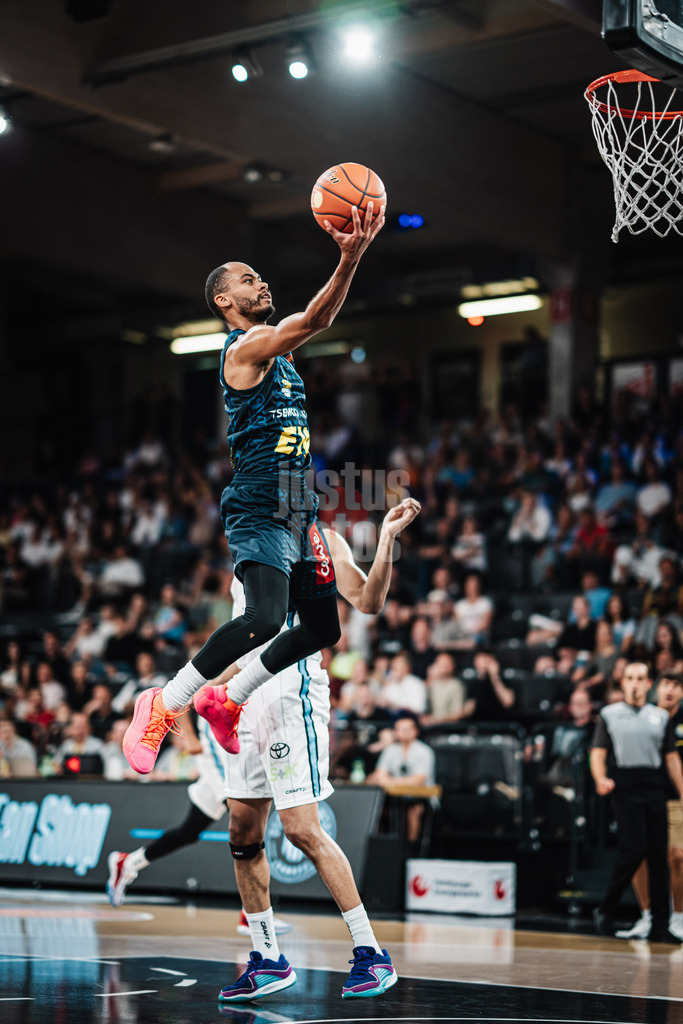 Basketball | Männer | Saison 2024/2025  | easyCredit Basketball Bundesliga | Testspiel | Veolia Towers Hamburg vs. EWE Baskets Oldenburg | 25.08.2024 | Geno Crandall (#9, EWE Baskets Oldenburg) mit einem Korbleger