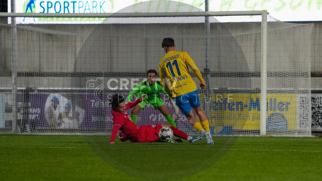 Fußball, Herren, Saison 2025/2026, Regionalliga Nordost, 13. Spieltag, FSV 63 Luckenwalde vs. SV Babelsberg 03, Freitag 24.10.2025, Werner-Seelenbinder-Stadion Luckenwalde, | Fußball, Herren, Saison 2025/2026, Regionalliga Nordost, 13. Spieltag, FSV 63 Luckenwalde vs. SV Babelsberg 03, Freitag 24.10.2025, Werner-Seelenbinder-Stadion Luckenwalde, Im Bild: Leon Bürger (l. Babelsberg) und Mike Bachmann (r. Luckenwalde) - Realisiert mit Pictrs.com