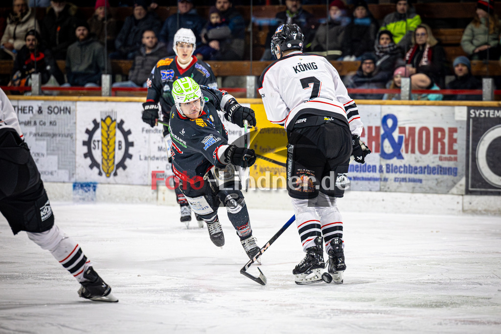 Peißenberg MINERS gegen EV Dingolfing ISAR RATS | Eishockey Bayernliga 2025/26 Vorrunde 28. Spieltag, Peißenberg MINERS gegen EV Dingolfing ISAR RATS, 20260118,Valentin HÖRNDL (MINERS 18) schießt Schläger von Dominik KÖNIG (Dingolfing 7) ab, Schlagschuß,2026-01-18 in Peißenberg (flatbuy Arena Peißenberg), Valentin HÖRNDL (MINERS 18), Dominik KÖNIG (Dingolfing 7)Copyright: WolfgangxLindner www.foto-lindner.de