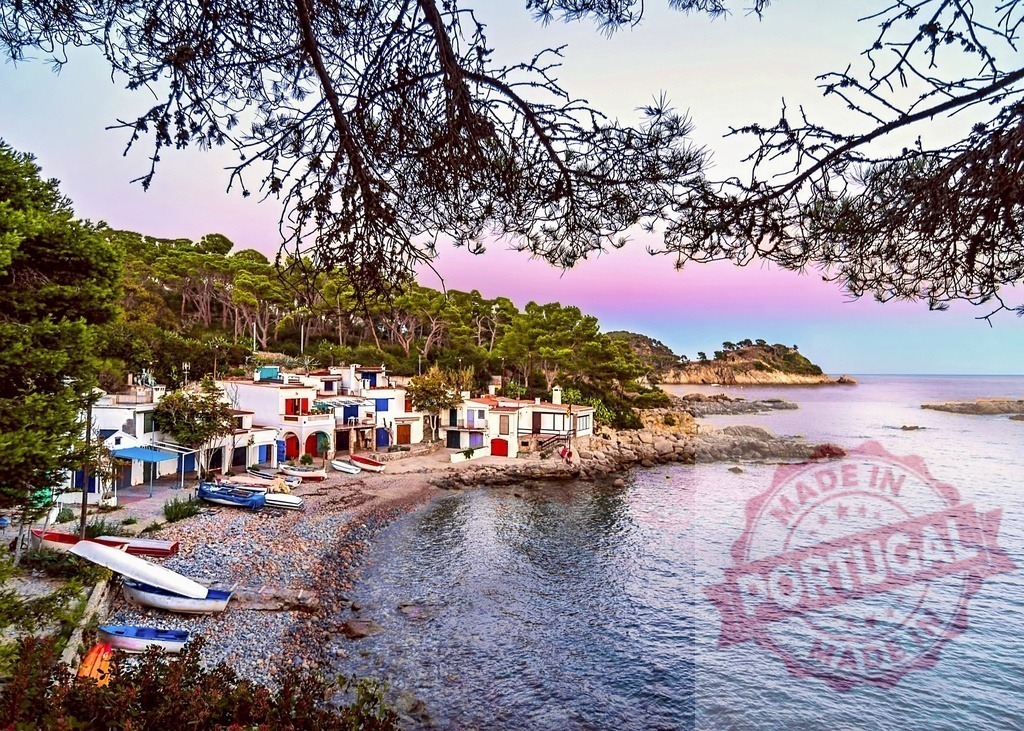 Picturesque fishing village on Costa Brava coast enjoying beautiful sunset | Calm sea reflecting colorful sky at sunset in a small fishing village on Costa Brava, Spain - Realisiert mit Pictrs.com