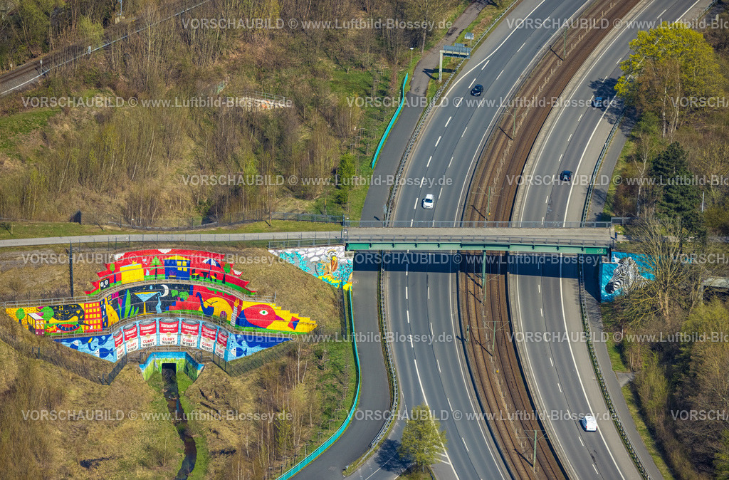Dortmund220400338 | Luftbild, Kunstmalerei auf Gabionenwand, Schondelle Bachbrücke mit Werbung Dortmunder Original Curry-Wurst, an der Bundesstraße B54, Rombergpark-Lücklemberg, Dortmund, Ruhrgebiet, Nordrhein-Westfalen, Deutschland