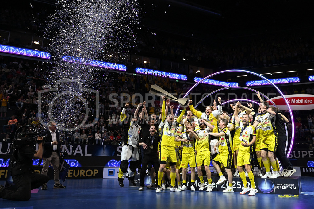 Zug United - HC Rychenberg - 25. April 2026 | Michel Wöcke (#22 HC Rychenberg Winterthur) präsentiert den Pokal seinen Mitspielern am L-UPL Superfinal-Spiel zwischen Zug United und HC Rychenberg am 25. April 2026 in der BCF Arena, Fribourg, Schweiz.Bild: Sportfotografie Markus Aeschimann | www.markus-aeschimann.ch - Realisiert mit Pictrs.com