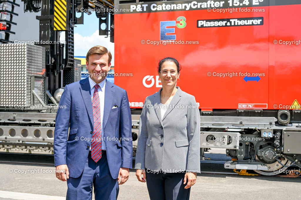 Pressekonferenz OeBB-Infrastruktur AG und Plasser _ Theurer_  guene Instandhaltungsflotte_ 01.06.2023-18 | 01.06.2023, Hafenstrasse, AUT, Pressekonferenz OeBB-Infrastruktur AG und Plasser & Theurer,  Praesentation des ersten Fahrzeugs der neuen gruenen Instandhaltungsflotte, im Bild Johannes Max-Theurer (CEO Plasser & Theurer), Judith Engel (Vorstand der OeBB-Infrastruktur AG, Ressort Netzausbau und Infrastrukturbereitstellung)