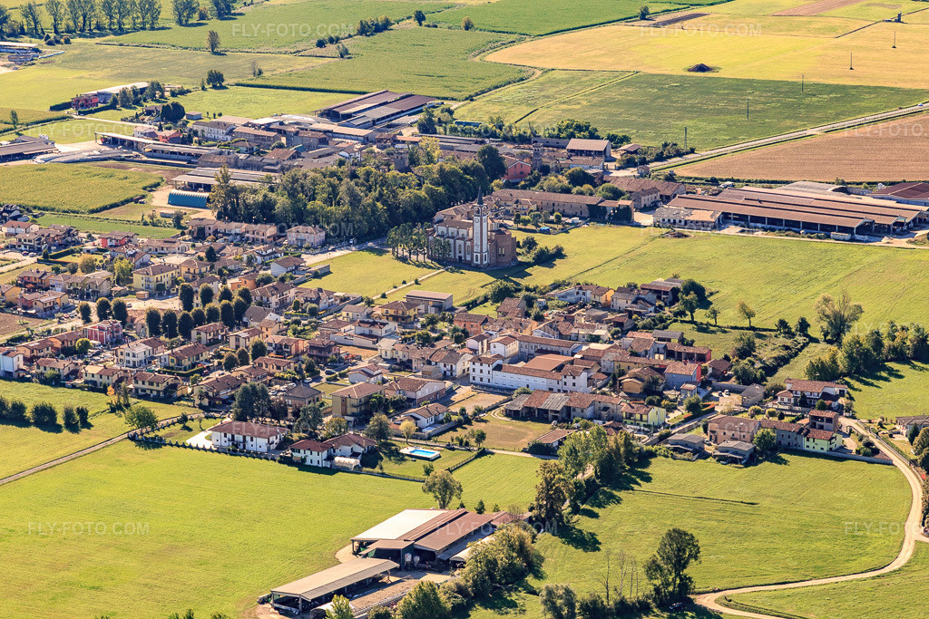 Aerial view: View of the town from the north in the district Vidolasco in Casale Cremasco-Vidolasco in the state Cremona, Italy. – Photo: IMG_134378.jpg taken on 09/18/2022 by Werner Riehm/FLY-FOTO.com – Resolution of the original: 5472 x 3648 px
