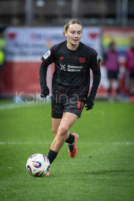 Frauen Fußball-Bundesliga; Bayer 04 Leverkusen - RB Leipzig, 06.12.2025 | Sofie Zdebel (Bayer 04 Leverkusen, 16); Bayer 04 Leverkusen - RB Leipzig an Spieltag 12 der Google Pixel Frauen-Bundesliga am 06.12.2025 im Ulrich-Haberland-Stadion in Leverkusen (Nordrhein-Westfalen). DFL REGULATIONS PROHIBIT ANY USE OF PHOTOGRAPHS AS IMAGE SEQUENCES AND/OR QUASI-VIDEO.