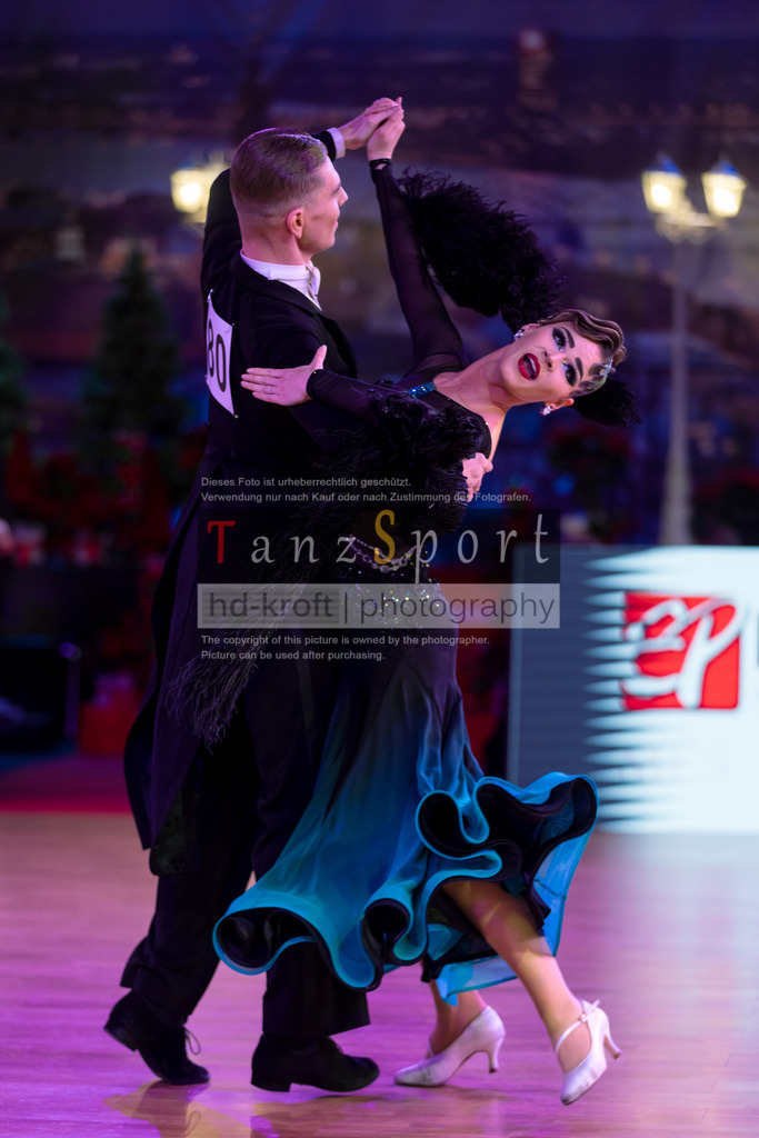 20241215_WDSF_Int_Open_Std-Riga-8909 | Tanzsportbilder, Standardtanz, Lateintanz, WDSF, DTV, LTVB, dancecomp, goc, hessen tanzt, blaues band der spree, walzer, tango, wiener walzer, slowfox, quickstepp, samba, rumba, cha-cha-cha, paso doble. jive, hd-kroft photography, turniertanzsport