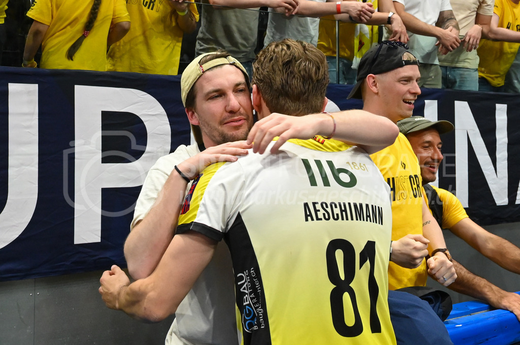 Zug United - HC Rychenberg - 25. April 2026 | Der ehemalige HCR-Spieler Moritz Krebs (mit den Kloten-Dietlikon Jets eben in die L-UPL aufgestiegen) gratuliert Tim Aeschimann (#81 HC Rychenberg Winterthur) am L-UPL Superfinal-Spiel zwischen Zug United und HC Rychenberg am 25. April 2026 in der BCF Arena, Fribourg, Schweiz.Bild: Sportfotografie Markus Aeschimann | www.markus-aeschimann.ch - Realisiert mit Pictrs.com