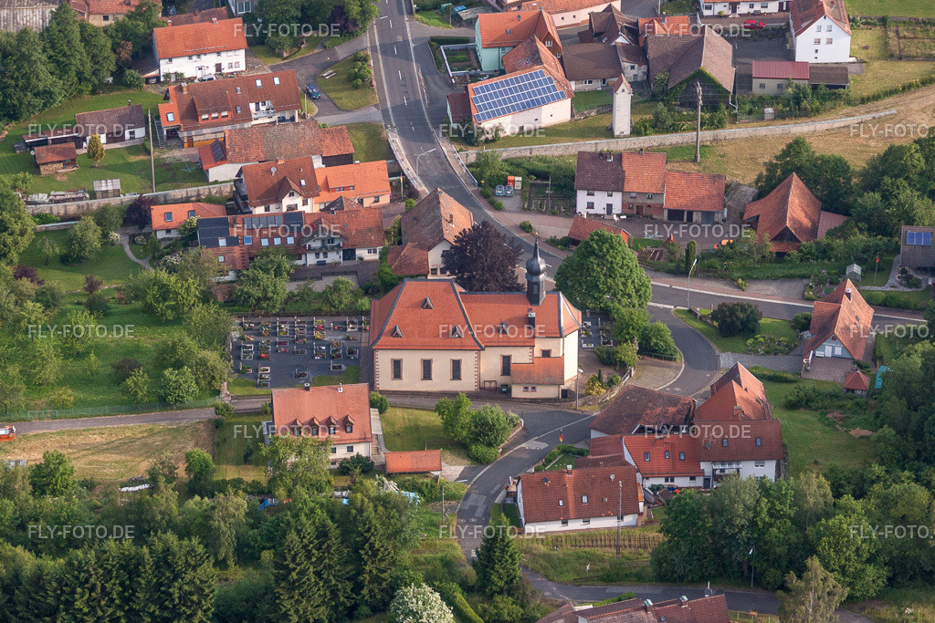 Kirchengebäude der Kath. Pfarrgemeinde | Luftbild: Kirchengebäude der Kath. Pfarrgemeinde in Wildflecken im Bundesland Bayern in Deutschland. Foto: IMG_68832.jpg vom 22.06.2014 durch Werner Riehm/FLY-FOTO.de - Realisiert mit Pictrs.com