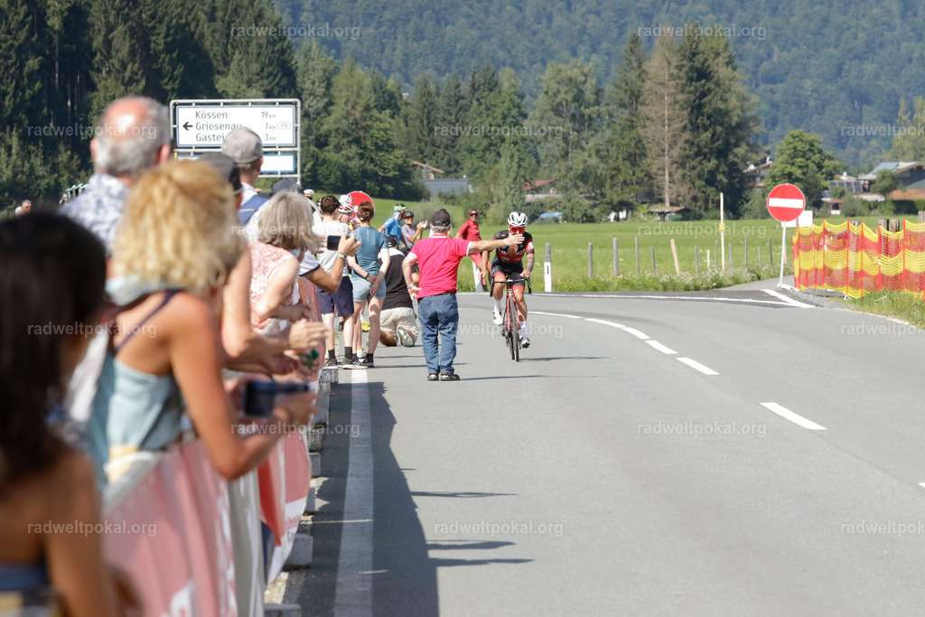 1203_20230817_Bewerb_Maenner_Muehlanger | AUT - OESTERREICH, 2023-08-16: SPORT RENNRAD-FAHREN - 55. INTERNATIONALER RADWELTPOKAL IN ST. JOHANN IN TIROL  - Vintage-Radrennen mit WM-Bronze-Medaillen-Siegerin Christina Schweinberger, den Teilnehmer und Alexander Baumann (vom Orginastions-Team) - TAG 2 BEWERB MAENNER IN SECHS GRUPPEN  ; Foto: Roland Muehlanger