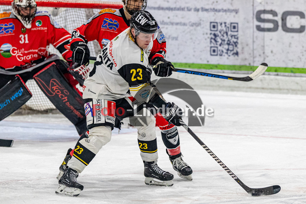 TSV Peißenberg Miners vs EA Schongau Mammuts | Eishockey Bayernliga 2023/2024, TSV Peißenberg Miners vs EA Schongau Mammuts, 20231215,
Ville Saloranta (Mammuts 23) in Aktion,
2023-12-15 in Peißenberg (Eisstadion)
23 Ville SALORANTA (Mammuts 23), 16 Christoph FRANKENBERG (Miners 16), 31 Korbinian SERTL (Miners Goali 31)
Copyright: WolfgangxLindner foto-lindner.de
