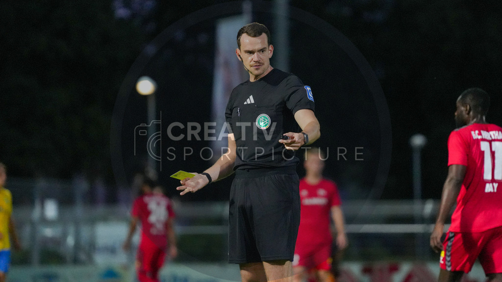 Fußball, Herren, Saison 2025/2026, Regionalliga Nordost, 8. Spieltag, FSV 63 Luckenwalde vs. FC Hertha 03 Zehlendorf, Dienstag 16.09.2025, Werner-Seelenbinder-Stadion Luckenwalde, | Fußball, Herren, Saison 2025/2026, Regionalliga Nordost, 8. Spieltag, FSV 63 Luckenwalde vs. FC Hertha 03 Zehlendorf, Dienstag 16.09.2025, Werner-Seelenbinder-Stadion Luckenwalde, Im Bild: DFB Schiedsrichter Richard Hempel - Realisiert mit Pictrs.com