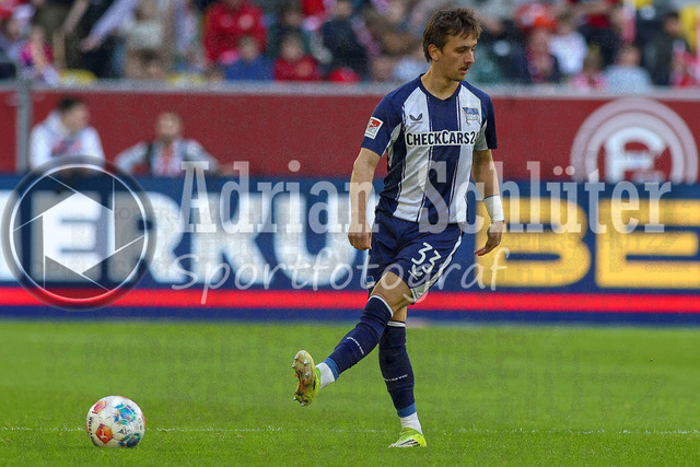 22.03.2026, GER, Fussball, Herren, 2. BL, Saison 2025/2026, Fortuna Düsseldorf - Hertha BSC Berlin | Michal Karbownik (Hertha) in Aktion am Ball, Einzelaktion 