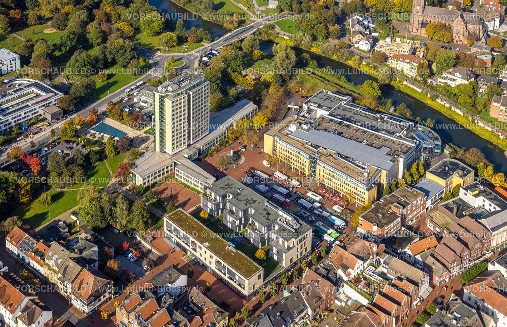 Luenen241012213 | Luftbild, Rathaus Stadtverwaltung Hochhaus, Europaplatz und Willy-Brandt-Platz mit Wochenmarkt, Einkaufszentrum Markt, Salfordbrücke und Kreisverkehr Graf-Adolf-Straße, Lünen, Ruhrgebiet, Nordrhein-Westfalen, Deutschland