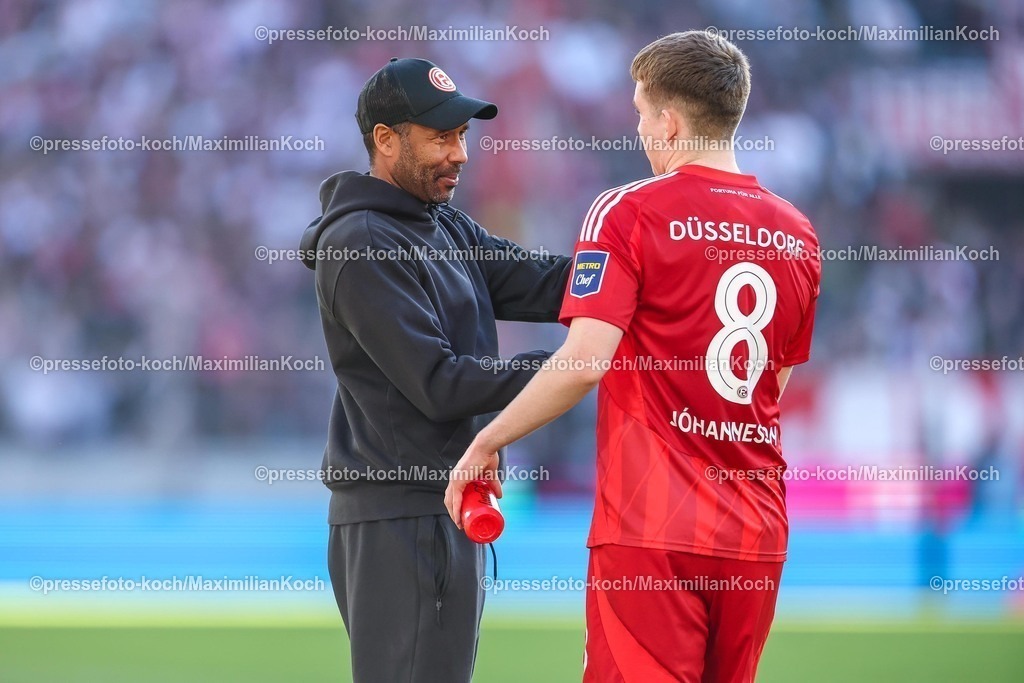 1FC23022502313 | 23.02.2025, Fußball, 1. FC Köln - Fortuna Düsseldorf, 2.. Fußball Bundesliga, 23. Spieltag, RheinEnergie-STADION, Saison 2024 2025: Cheftrainer Daniel Thioune (Trainer Fortuna Düsseldorf) bedankt sich nach dem Spiel bei Isak Johannesson (Fortuna Düsseldorf #8)DFB regulations prohibit any use of photographs as image sequences and or quasi-video.