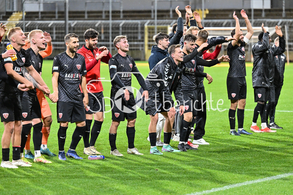 FC Bayern Amateure - TSV Buchbach | Die Gaeste aus Buchbach feiern im Stadion an der Gruenwalder Strass den Sieg gegen die Bayern Amateure / Regionalliga Bayern: FC Bayern München II - TSV Buchbach, Gruenwalder Stadion am 27.09.2024