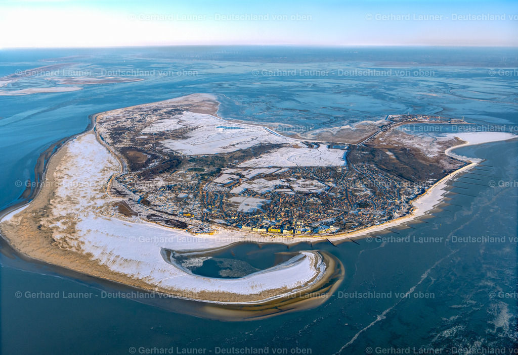 4044121 | BORKUM 13.02.2021 Winterlich schneebedeckte Küstenbereich der Nordseeinsel - Insel in Borkum im Bundesland Niedersachsen, Deutschland.