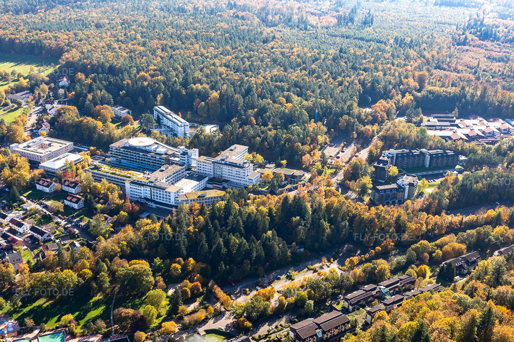 Luftbild: SRH Klinikum Karlsbad-Langensteinbach GmbH im Ortsteil Langensteinbach in Karlsbad im Bundesland Baden-Württemberg in Deutschland. Foto: IMG_129923.jpg vom 24.10.2021 durch Werner Riehm/FLY-FOTO.de