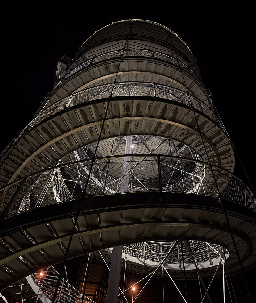 Urban Spiral Tower | Exklusive Fotokunst & Moderne Wandbilder für dein Zuhause - Realisiert mit Pictrs.com