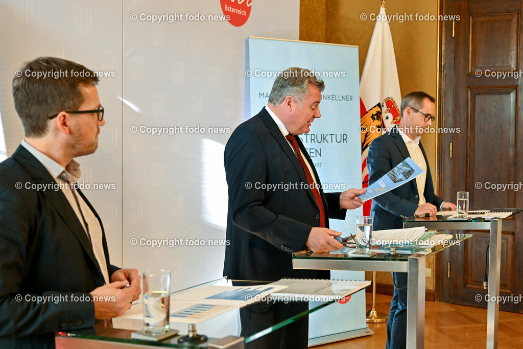 Pressekonferenz LR Guenther Steinkellner (FP)_ 09.11.2023-6 | 09.11.2023, Landhaus Linz, AUT, Pressekonferenz LR Guenther Steinkellner (FP), Mobilitaet gestalten - Vorstellung des Mobilitaetsleitbildes Ooe 2035, im Bild Martin Pflegerl (Abteilung Gesamtverkehrsplanung und oeffentlicher Verkehr), LR Guenther Steinkellner (FP), Martin Poecheim (Leiter der Direktion Straßenbau und Verkehr) 