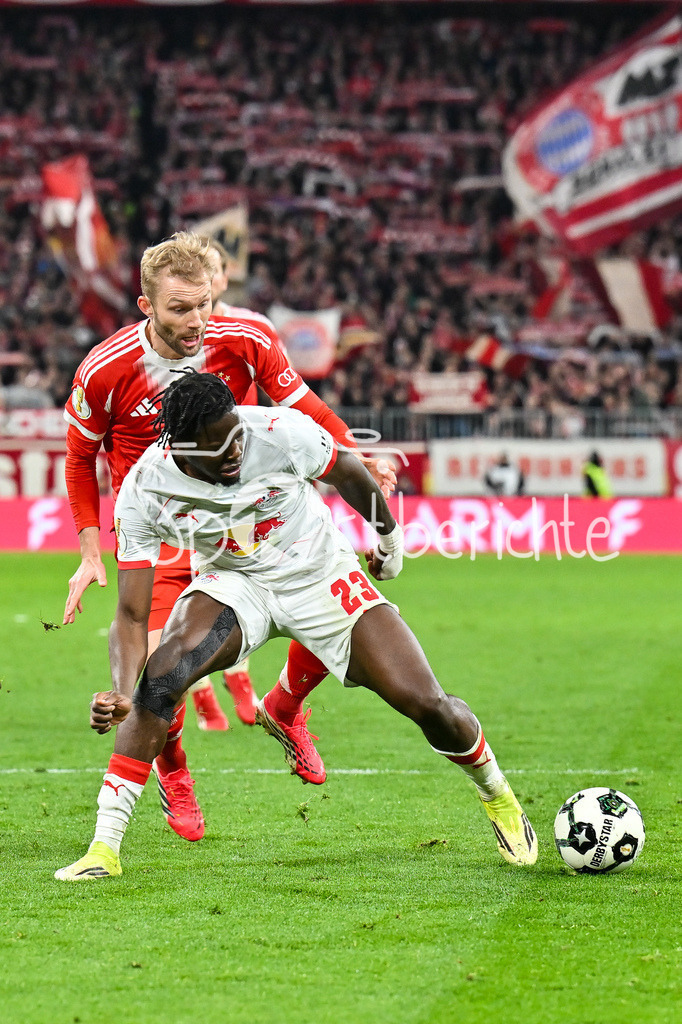 FC Bayern München - RB Leipzig | MUNICH, GERMANY - 11. FEBRUARY: im Duell Konrad LAIMER (FC Bayern Munich 27) und Castello LUKEBA (RB Leipzig 23) während dem Spiel zwischen dem FC Bayern München und RB Leipzig beim Viertelfinale des DFB-Pokales in der Allianz Arena