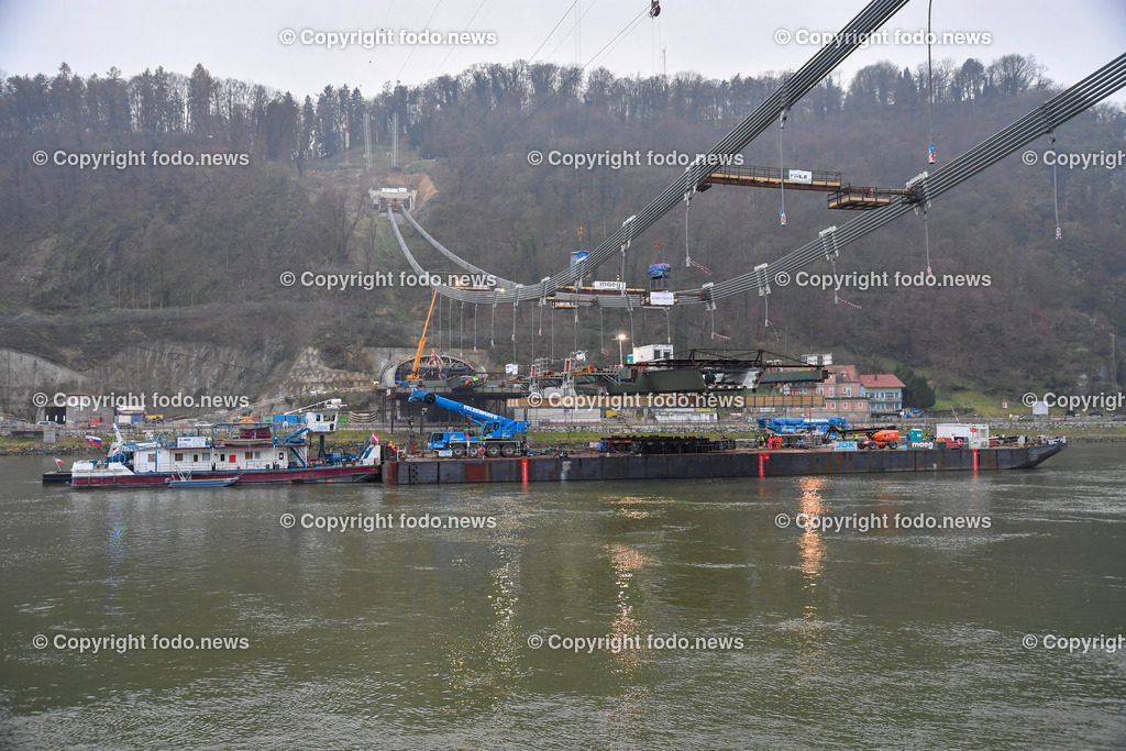Westring A26_ erster Brueckenteil Westringbruecke_ 01.12.2022-29 | 01.12.2022, Westring A26, AUT, Westring A26, erster Brueckenteil Westringbruecke, im Bild Transportschiff mit Brueckenteil auf der Donau