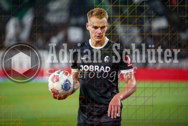 Borussia Mönchengladbach vs SC Freiburg - Bundesliga  | Mönchengladbach, Deutschland, 05.10.25:   Philipp Lienhart (SC Freiburg) schaut waehrend des Spiels der Bundesliga zwischen Borussia Mönchengladbach vs SC Freiburg im Stadion im Borussia Park(Foto von Brauer-Fotoagentur / Adrian Schlueter)