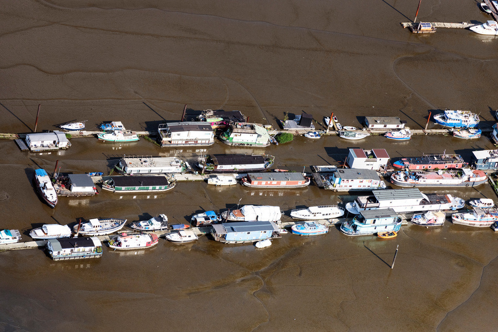 dr__0074258.jpg | HAMBURG 01.09.2021 Hausboot- Anlegestellen und Liegeplätze am Uferbereich Alte Dove-Elbe in Hamburg, Deutschland. // House boat berths and moorings on the shore area Alte Dove-Elbe in Hamburg, Germany. Foto: Daniel Reiter