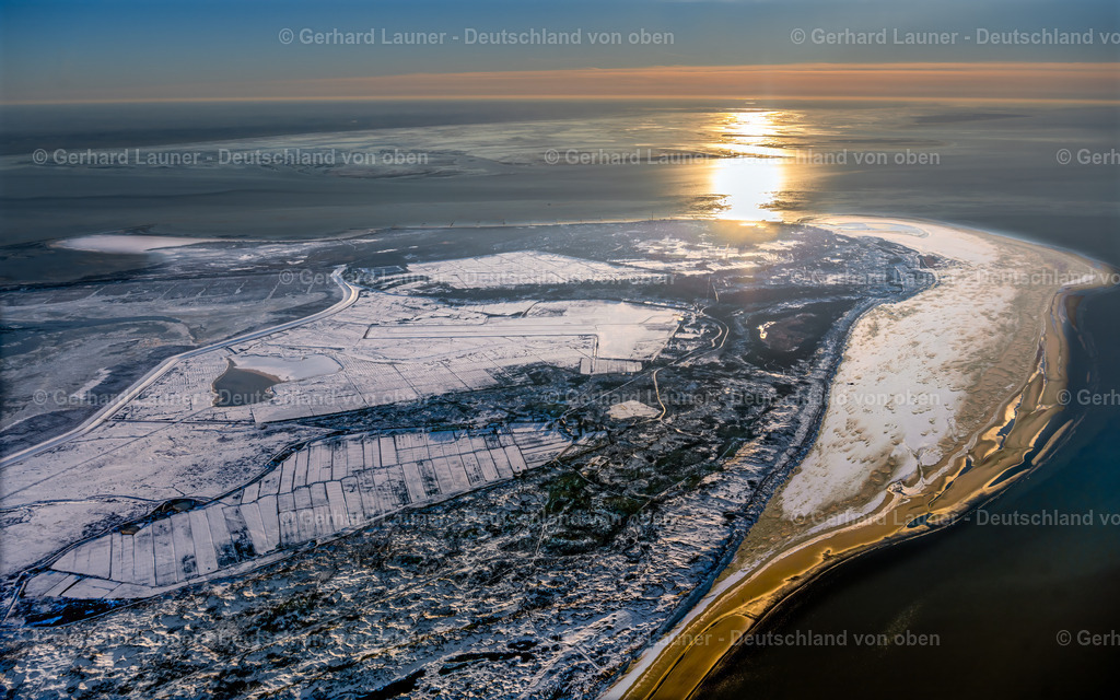 4044133 | Blick über die winterliche Insel Borkum im Nationalpark Ostfriesisches Wattenmeer in Richtung Holland bei Abendlicht