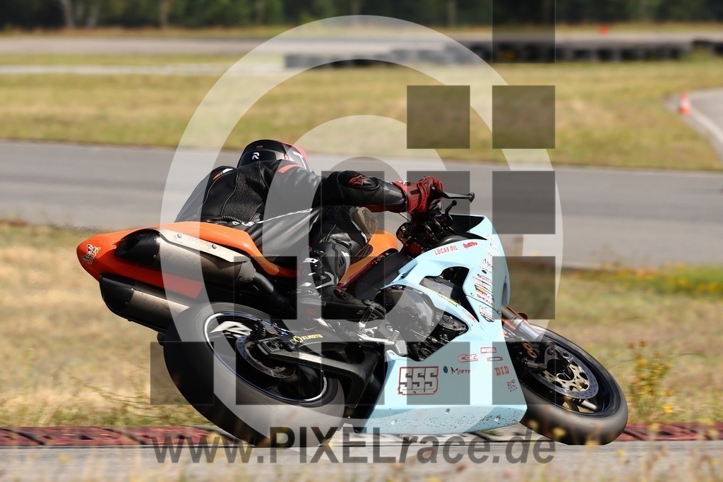 0555-20240803_00239 | Schöne Erinnerungen an spannende Momente - das festzuhalten ist unser Job. PIXELrace.de ist seit 2003 auf den Rennstrecken Europas unterwegs um die Action draußen beim Fahren und die wunderbare Stimmung imm Fahrerlager für euch einzufangen.