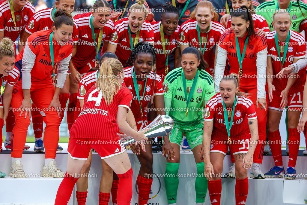 xsscx14052601070 | 2026.05.14, xsscx, Fußball, Finale DFB-Pokal Frauen, VfL Wolfsburg -  FC Bayern München, Saison 2025 2026, Rhein-Energie-Stadion in Köln: Die Mannschaft vom FC Bayern München feiert ihren Sieg im DFB-Pokal Finale mit Glodis Perla Viggosdottir (FC Bayern München #4), Edna Imade (FC Bayern München #29), Maria Luisa Grohs (FC Bayern München #1), Georgia Stanway (FC Bayern München #31) DFB regulations prohibit any use of photographs as image sequences and or quasi-video. Photo: xSandraxScherningxPressefotoKochx