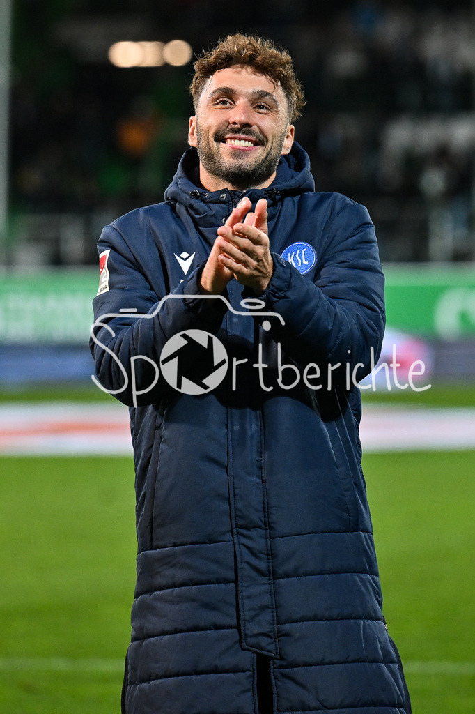 SpVgg Greuther Fürth - Karlsruher SC | FUERTH, GERMANY - OCTOBER 24: the team of Karsluhe - Fabian SCHLEUSENER (Karlsruher SC 24) his birthday - celebtrating with the fans after the 2. bundesliga match between SpVgg Greuther Fuerth vs. Karlsruher SC on matchday 10 at Sportpark Ronhof Thomas Sommer on October 24, 2025 in Fuerth, Germany / DFL REGULATIONS PROHIBIT ANY USE OF PHOTOGRAPHS AS IMAGE SEQUENCES AND/OR QUASI-VIDEO