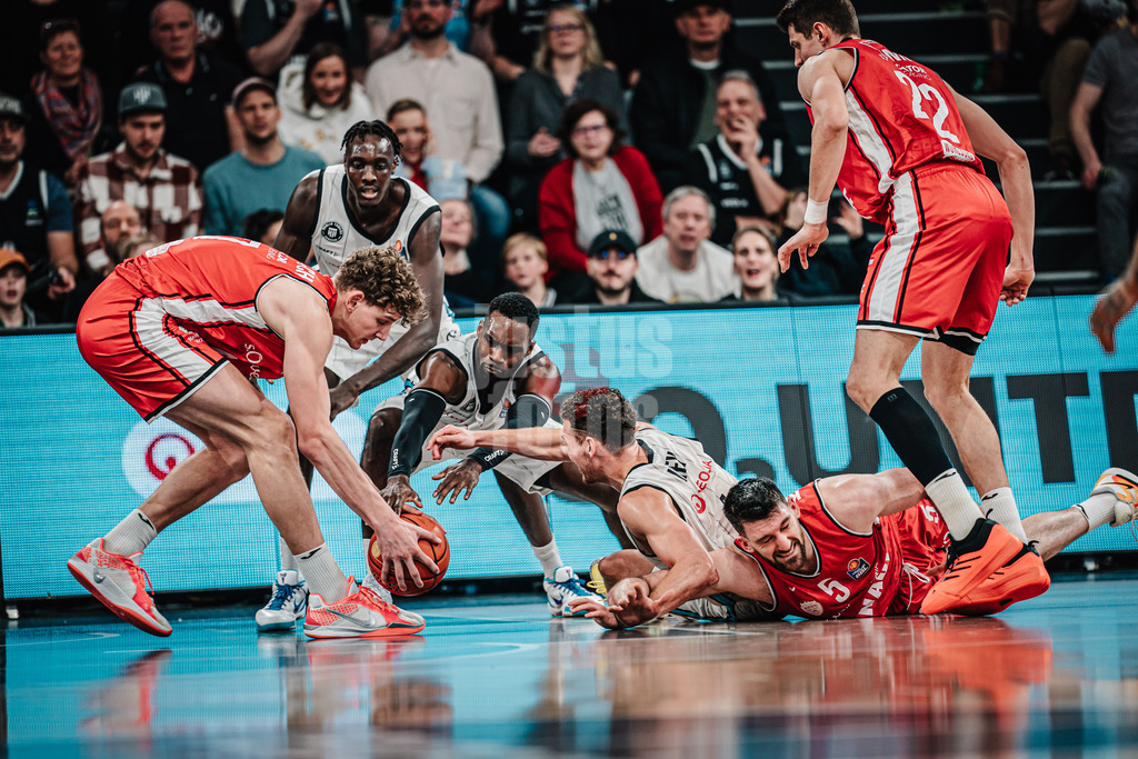 Basketball | Männer | Saison 2024/2025 | easyCredit Basketball Bundesliga | 18. Spieltag | Veolia Towers Hamburg vs. FIT/One Würzburg Baskets | 26.01.2025 | Kampf um den Ball v.l. Hannes Steinbach (#7, FIT/One Würzburg Baskets), Rich Osaro (#3, Veolia Towers Hamburg), Brae Ivey (#1, Veolia Towers Hamburg) und Owen Klassen (#5, FIT/One Würzburg Baskets)