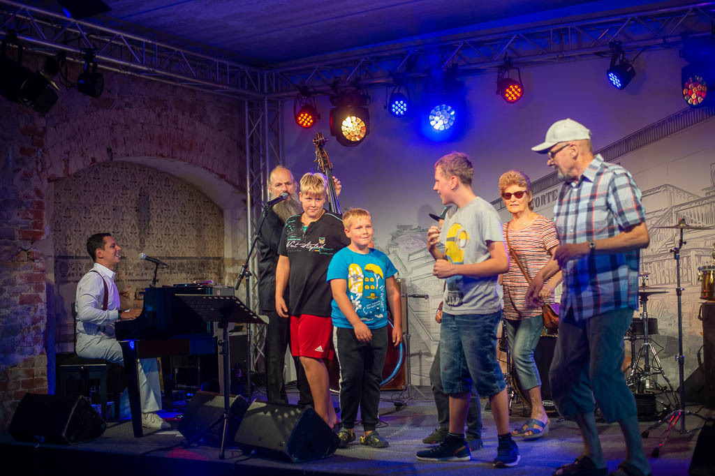 Summ Summ Salsa | Kinderkonzert Summ Summ Salsa mit Klazz Brothers & Cuba Percussion im Forte Belvedere Leisnig zum Festival Hallo Leisnig 2022. - Realisiert mit Pictrs.com