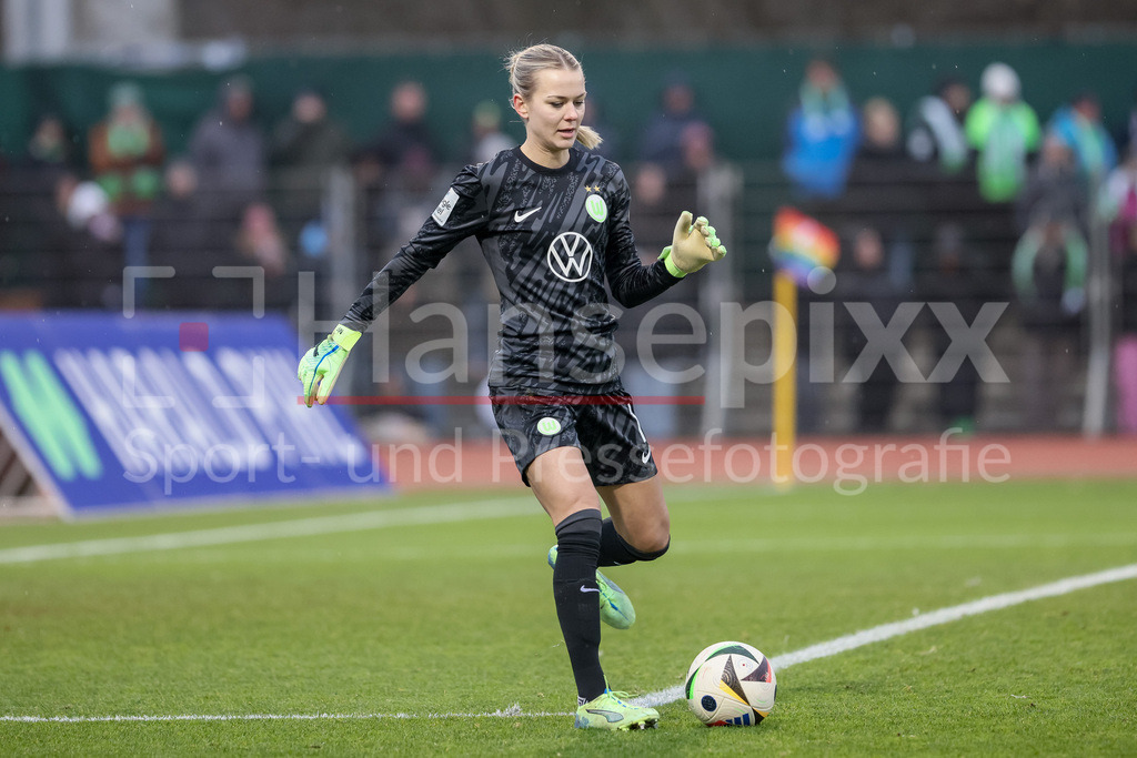 Fussball, Google Pixel Frauen-Bundesliga, SV Werder Bremen - VfL Wolfsburg | v.li.: Merle Frohms (Torhüterin, Torwart, VfL Wolfsburg, 1) am Ball, Freisteller, Einzelbild, Ganzkörper, Aktion, Action, Spielszene, DIE DFB-RICHTLINIEN UNTERSAGEN JEGLICHE NUTZUNG VON FOTOS ALS SEQUENZBILDER UND/ODER VIDEOÄHNLICHE FOTOSTRECKEN. DFB REGULATIONS PROHIBIT ANY USE OF PHOTOGRAPHS AS IMAGE SEQUENCES AND/OR QUASI-VIDEO.