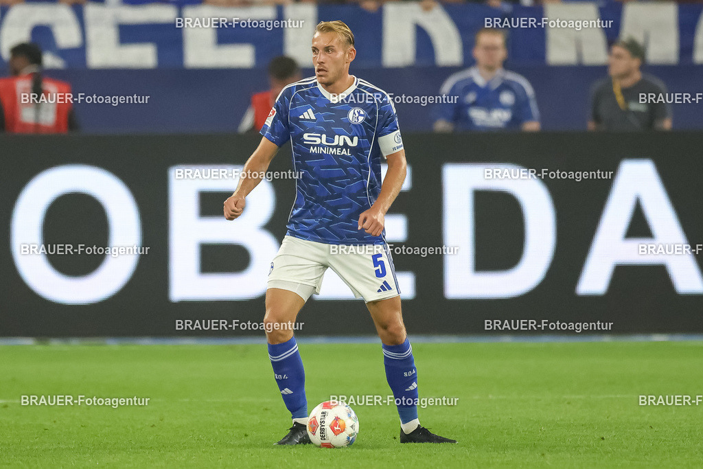 1_S04BER_20250801_2645.JPG -  - FC Schalke 04 - Hertha BSC Berlin - 2. Bundesliga | Gelsenkirchen, Deutschland, 01.08.25: Timo Becker (FC Schalke 04) in Aktion, am Ball, Einzelaktion waehrend des Spiels der 2. Bundesliga zwischen FC Schalke 04 - Hertha BSC Berlin in der Veltins-Arena am 01. August 2025 in Gelsenkirchen, Deutschland. (Foto von Stefan Brauer/Brauer-Fotoagentur)DFB/DFL REGULATIONS PROHIBIT ANY USE OF PHOTOGRAPHS AS IMAGE SEQUENCES AND/OR QUASI-VIDEO.