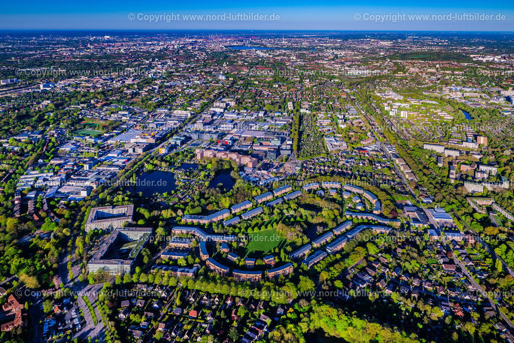 Hamburg_Wandsbek_Wohnanlage_Trabrennbahn_Farmsen_ELS_9791270425 | HAMBURG 27.04.2025 Blick auf den Wohnpark im Grünen auf dem Gelände der ehemaligen Trabrennbahn Farmsen am Max-Herz-Ring im Stadtteil Farmsen-Berne in Hamburg. // View of the residential area Wohnpark im Gruenen at the area of the former harness racing track Farmsen at Max-Herz-Ring in the district Farmsen-Berne in Hamburg. Foto: Martin Elsen
