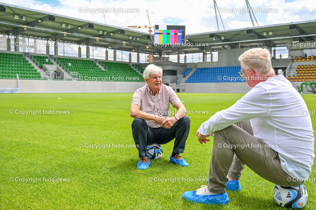 Hofmann Personal Stadion Linz_ Hermann Schellmann_ 04.07.2023-11 | 04.07.2023, Hofmann Personal Stadion Linz, AUT, im Bild Hermann Schellmann (Ex Praesident FC Blau Weiss Linz), Georg Leblhuber (Ltg. Krone Sport Ooe)
