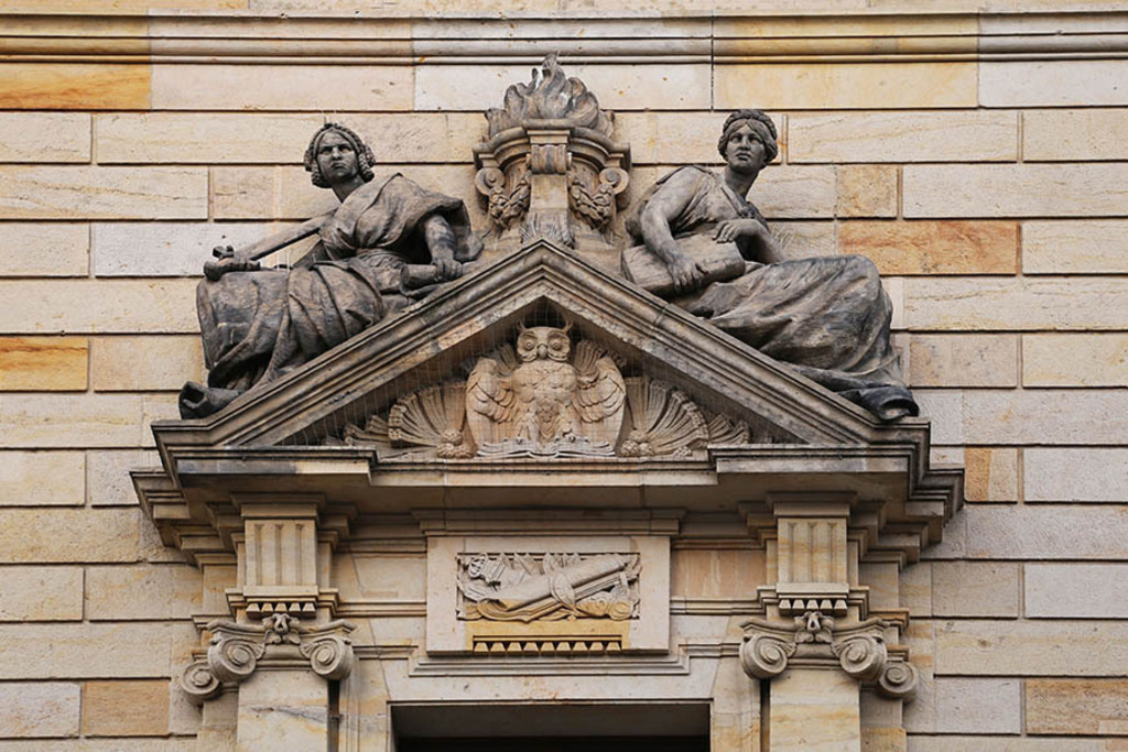 Bildlexikon Leipzig - Bundesverwaltungsgericht - Fassadenschmuck | Das Team hinter BILDLEXIKON LEIPZIG bündelt historische wie aktuelle Informationen über die Stadt Leipzig in Text und Bild auf einer Plattform und stellt diese der interessierten Öffentlichkeit zur Verfügung.