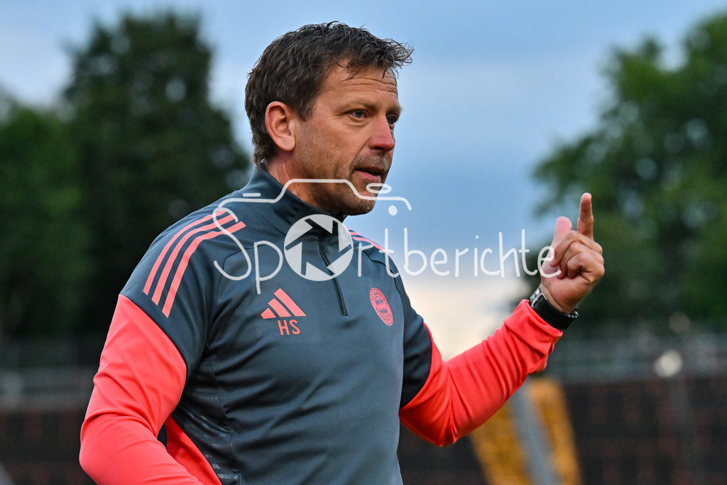 FC Augsburg II - FC Bayern Amateure | im Bild Holger SEITZ Cheftrainer FC Bayern München II / Einzelfoto / Freisteller / Regionalliga Bayern: FC Augsburg II - FC Bayern Muenchen II, Rosenaustadion am 25.07.2025