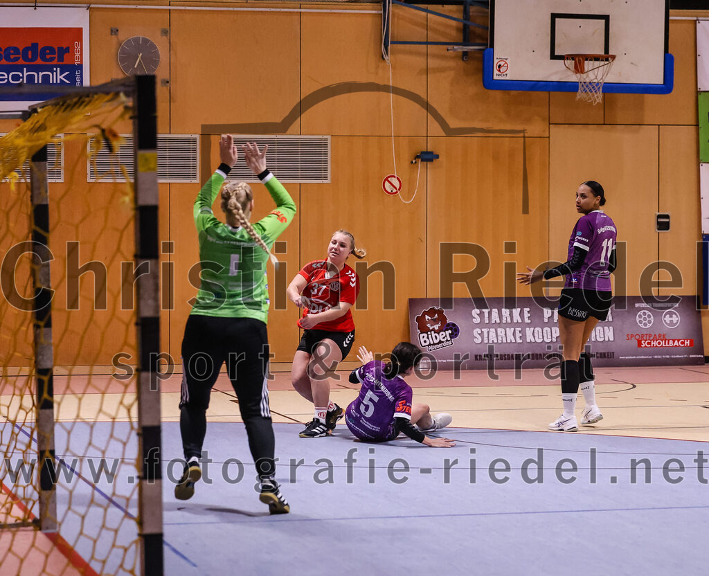 2025-01-18_099_SpVgg_Altenerding_gegen_TV_Altoetting | Erding, Deutschland, 18.01.2025:Handball, Bezirksoberliga Frauen Altbayern 2024 / 2024, 11. Spieltag, SpVgg Altenerding gegen TV Altötting, Endergebnis: 19:24Torfrau Hanna Obermair (SpVgg Altenerding, #1), Elena Langlechner (TV Altötting, #37), Julia Kübelsbeck (SpVgg Altenerding, #5), Nikayla Alston (SpVgg Altenerding, #11)Foto: Christian Riedel / fotografie-riedel.net