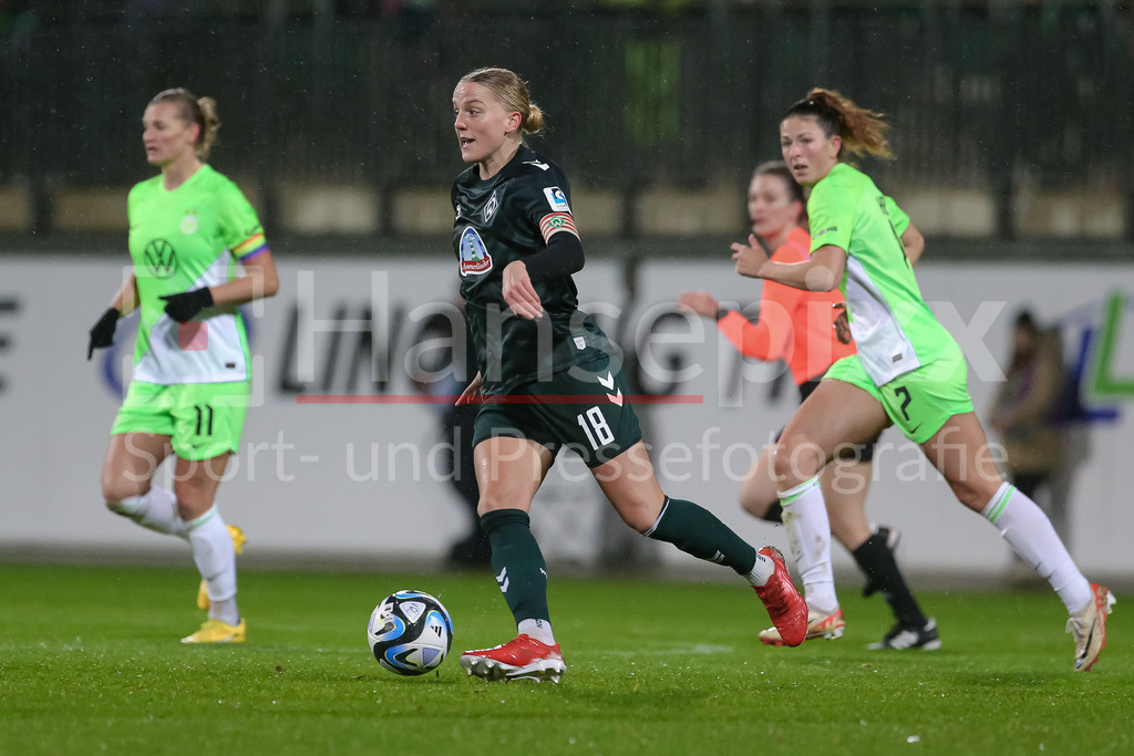 Fussball, DFB-Pokal Frauen, VfL Wolfsburg - SV Werder Bremen | v.li.: Lina Hausicke (SV Werder Bremen, 18) am Ball, Einzelbild, Ganzkörper, Aktion, Action, Spielszene, DIE DFB-RICHTLINIEN UNTERSAGEN JEGLICHE NUTZUNG VON FOTOS ALS SEQUENZBILDER UND/ODER VIDEOÄHNLICHE FOTOSTRECKEN. DFB REGULATIONS PROHIBIT ANY USE OF PHOTOGRAPHS AS IMAGE SEQUENCES AND/OR QUASI-VIDEO.