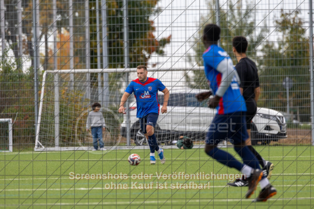 20251012_152814_0076 | #,SC Uhingen (blau) vs. FTSV Kuchen (rot), Fussball, Kreisliga A3 - Bezirk Neckar/Fils, 08. Spieltag, Saison 2025/2026, Kunstrasenplatz, Haldenberg Stadion, Panoramastraße,73066 Uhingen, 12.10.2025 - 15:00 Uhr,Foto: PhotoPeet-Sportfotografie/Peter Harich